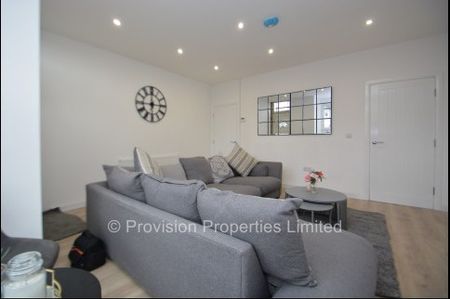 6 Bedroom Student Properties Leeds - Photo 2