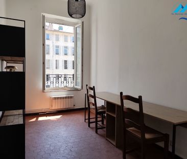Location Appartement 3 pièces 54m² MARSEILLE 1er - Photo 3