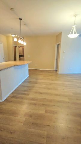 FREE 1 month rent 2-Bedroom + Den, 2-Bathroom Condo - Photo 3