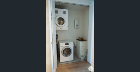 Luxurious Fully Furnished Unit - Available 17 December - Photo 3