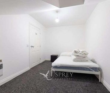 Queens, Cambridge Square, Middlesbrough, TS5 - Photo 4