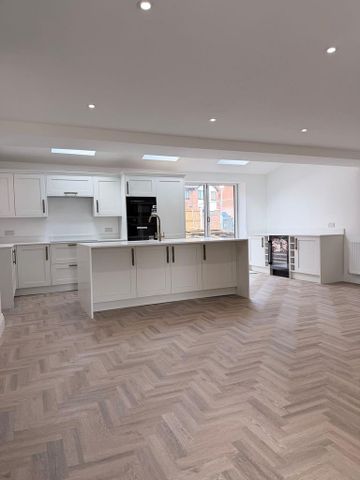 5 bedroom detached house to rent - Photo 2
