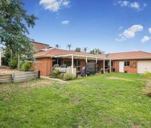 Spacious Family Living in a Quiet Court - Photo 4