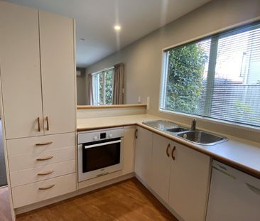 Gorgeous 3 Bedroom Townhouse! - Photo 1