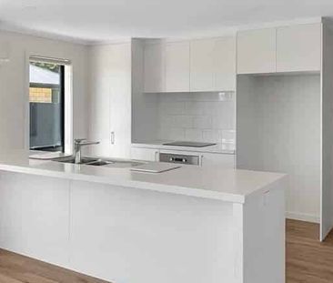 ASHBURTON, THREE BEDROOM, TWO BATHROOM - Photo 4