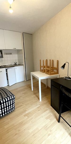 Cité des Congrès - Studio lumineux et bien agencé comprenant une pièce principale avec kitchenette ainsi qu'une salle d'eau avec WC. Loué meublé. - Photo 1