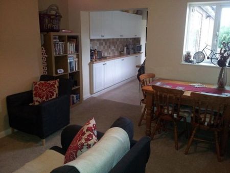 3 bedroom semi-detached house to rent - Photo 3