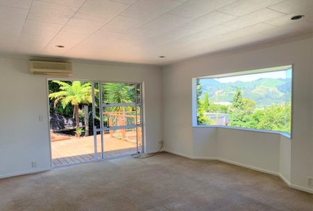 Three bedroom home with city views - Photo 3