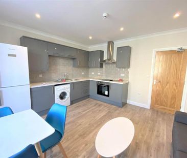 3 bedroom flat to rent - Photo 2