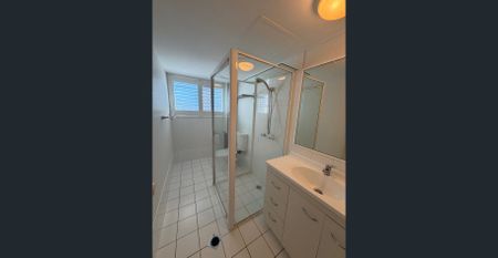 One Street From The Broadwater ! - Photo 3