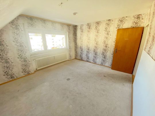 Großzügige 4-Zimmer-Dachgeschosswohnung mit Balkon, Tageslichtbad & Garage in Trier-Ehrang! - Photo 1