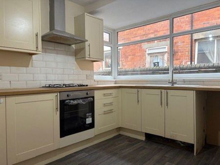 2 bedroom flat to rent - Photo 4