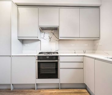 A duplex flat moments from Farringdon Station - Photo 2