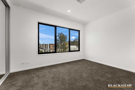 Charming Two Bedroom Townhouse In Prime Location - Photo 3