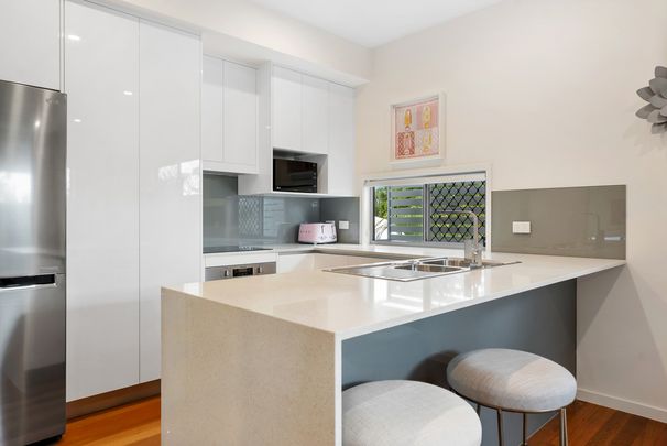 Spacious and Stylish Townhouse Overlooking Kedron Brook Parklands - Photo 1