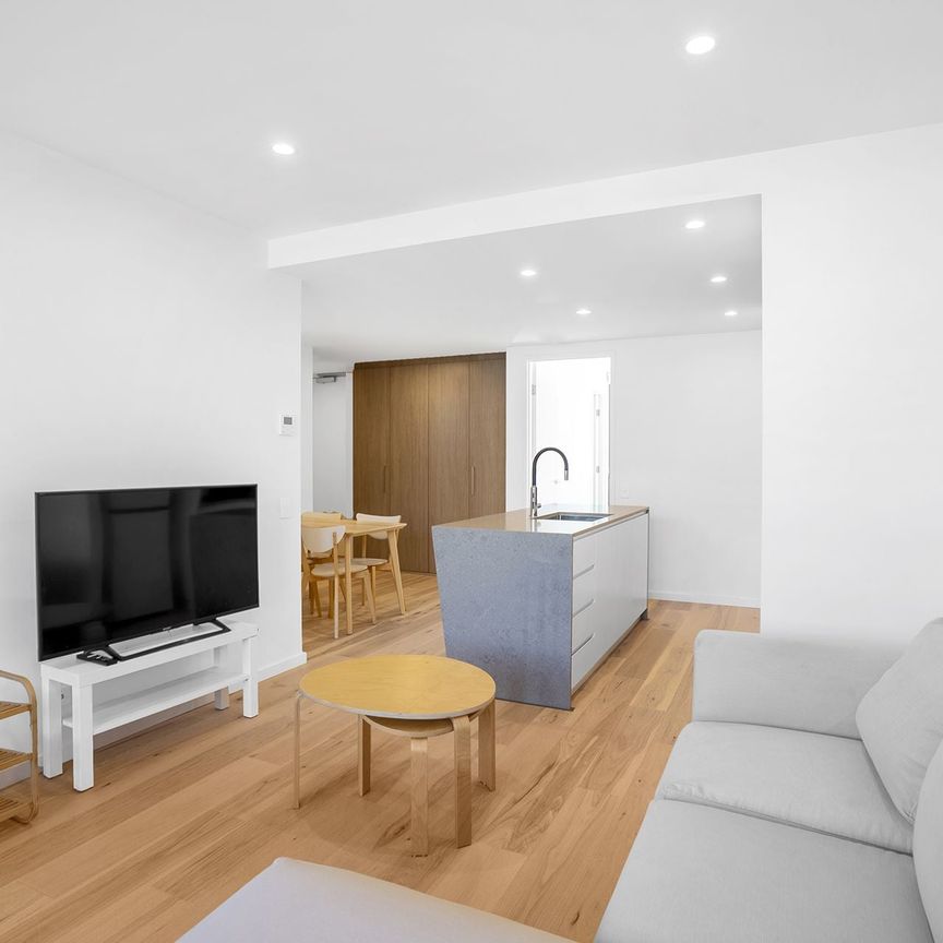 Modern & Fully Furnished 2-Bedroom Apartment in the Heart of City with both Light-Filled Room - Photo 1