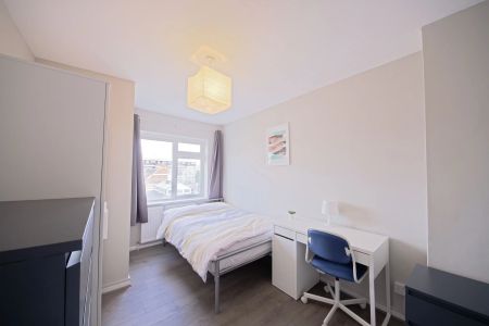 28 Hereford Street – Room 3 - Photo 4