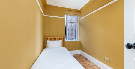 A renovated bright and spacious apartment with wooden floors, high ceilings - Photo 5