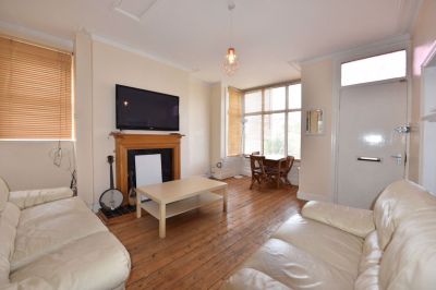 3 bedroom House in Knowle Road, Leeds - Photo 4
