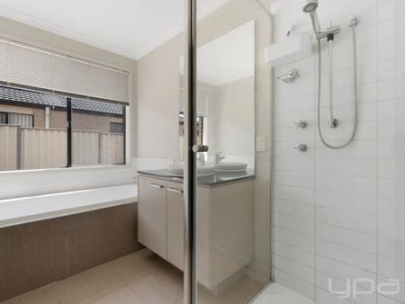 Luxurious Family Living in Caitlyn Drive! - Photo 5