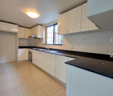 Large 4 Bedroom Townhouse - Photo 5