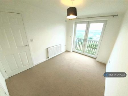 3 bedroom end of terrace house to rent - Photo 4