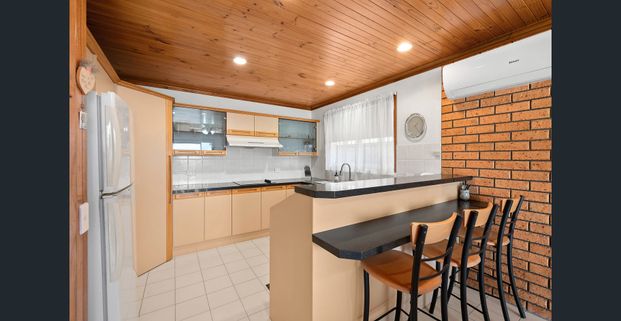 Direct waterfrontage, with swimming pool and jetty (4 Month Lease only) - Photo 1