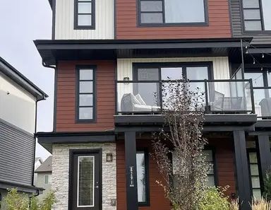 Luxury 3 bedroom 2.5 Bathroom Townhouse | Edmonton - Photo 1