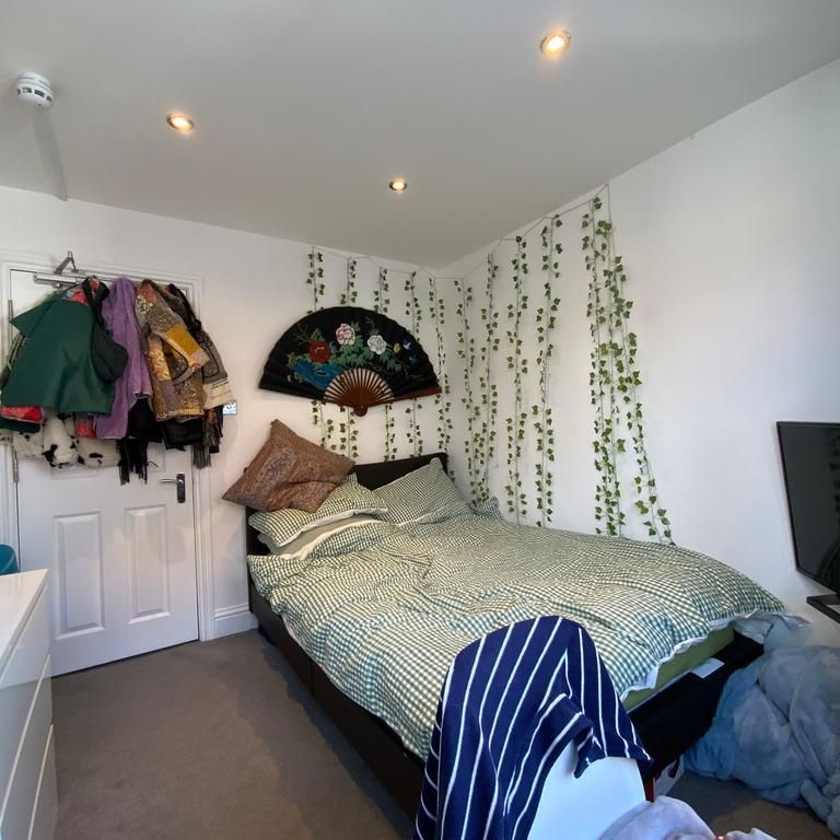 1 bedroom in a house share to rent - Photo 1