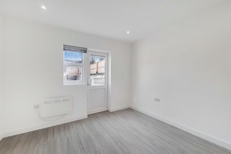 Studio Flat, Birkbeck Road, W3 - Photo 4