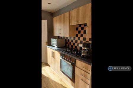 3 bedroom semi-detached house to rent - Photo 3