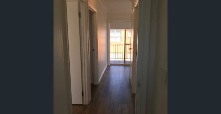 LIGHT, BRIGHT & COSY 4 BEDROOM TOWNHOUSE! - Photo 4