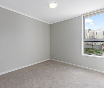 Light filled three bedroom apartment - Photo 4