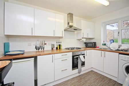 4 bedroom end of terrace house to rent - Photo 5