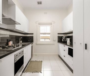 Timeless 1930s Character, Generous Proportions and Modern Comfort - Photo 5