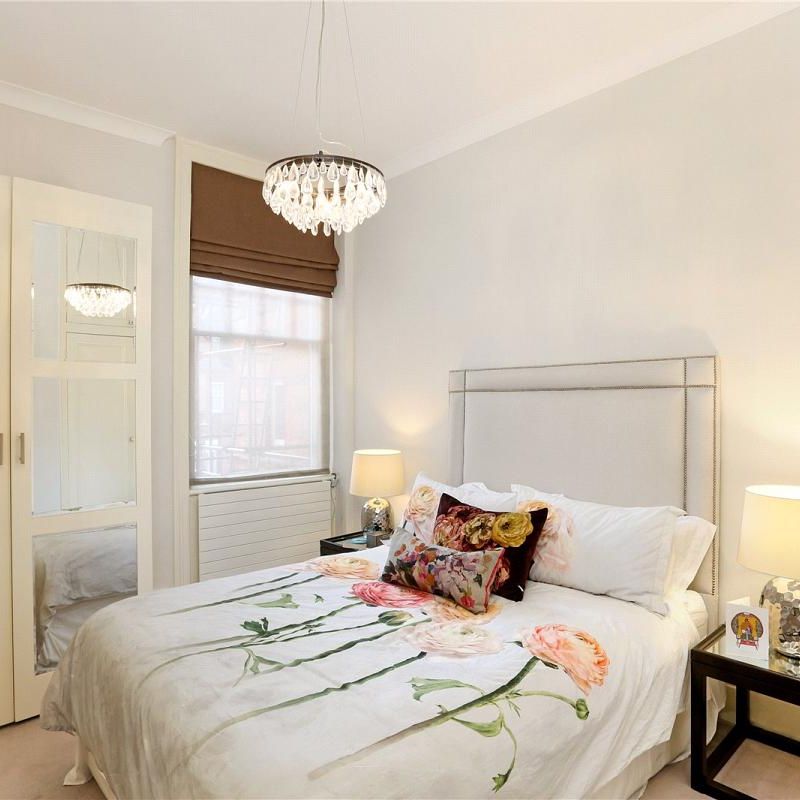 3 bedroom flat in London - Photo 1