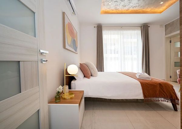 NEW Luxury Penthouse 2 beds /Pool Overlooking Sea Views