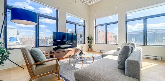 Luxury Furnished 2 Bed And 2 Bath Condo - Photo 2