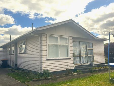 Awapuni - 3 Bedrooms - Photo 2