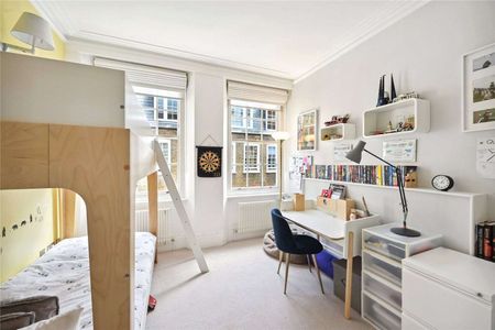 A light and spacious, four bedroom, lateral apartment spanning just under 1800 sqft, conveniently situated in a popular, portered block in SW5. - Photo 4