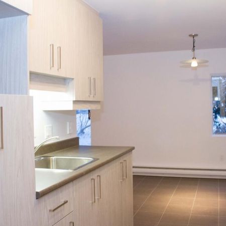 TRÈS GRAND 4 ½ EN COIN À CHARLESBOURG 975 pi2 - ENTIÈREMENT RÉNOVÉ 1435$/MOIS TOUT COMPRIS ! POUR SEPTEMBRE - Photo 3