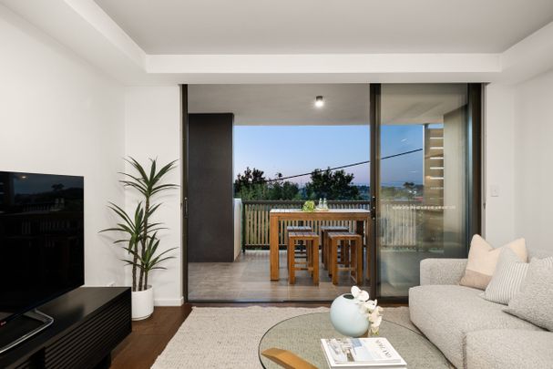 Prestigious boutique apartment with stunning mountain views – LARGEST in complex. - Photo 1