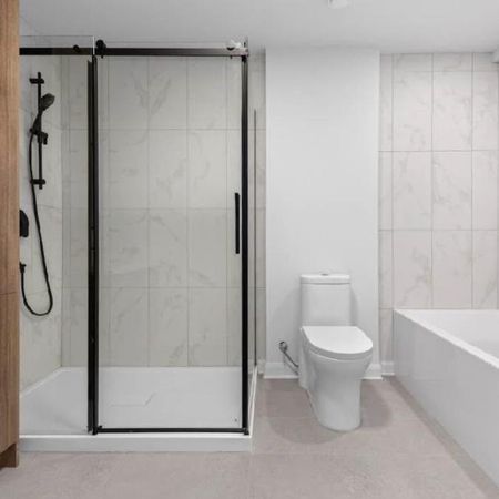 Superbe 5 ½ neuf 2025 – Spacieux 1318 pi² – Rez-de-chaussée – Wifi + stationnement inclus - Photo 3