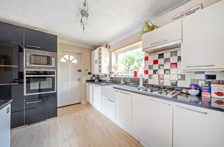 4 bedroom detached house to rent - Photo 5