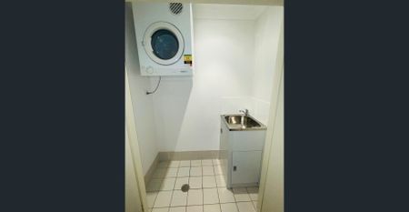 Neat, Spacious & Exceptionally Located Ground Floor Unit - Photo 5