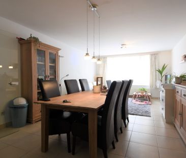 Gelijkvloers appartement met 2 slaapkamers, tuin en garage. - Foto 2