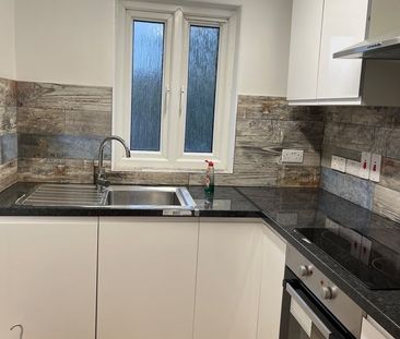 10 Bed Terraced House, Endymion Road, N4 - Photo 3