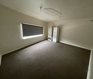 3 BEDROOM APARTMENT IN WALKING DISTANCE TO OAKLEIGH - Photo 3