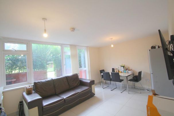 4 bedroom flat to rent - Photo 1