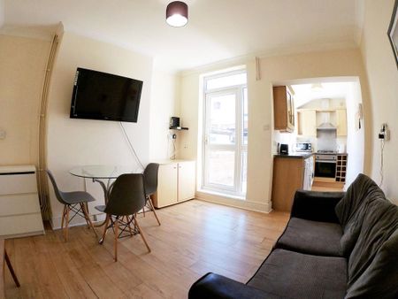 1 bedroom in a house share to rent - Photo 3